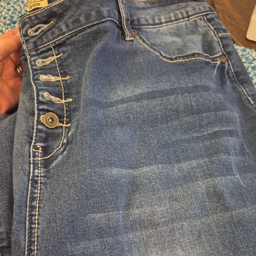 Suzanne Betro Capri Distressed Denim Size 22
